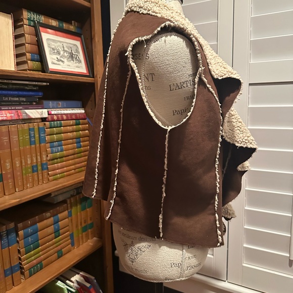 Mountain Lake Tan Shearling Vest - Picture 4 of 10